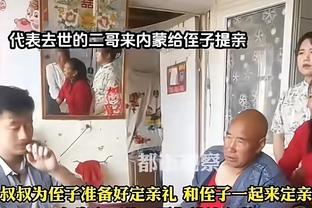 状态上佳？！浓眉赛前秀转身后隔人背扣 之后双脚跳兴奋庆祝！